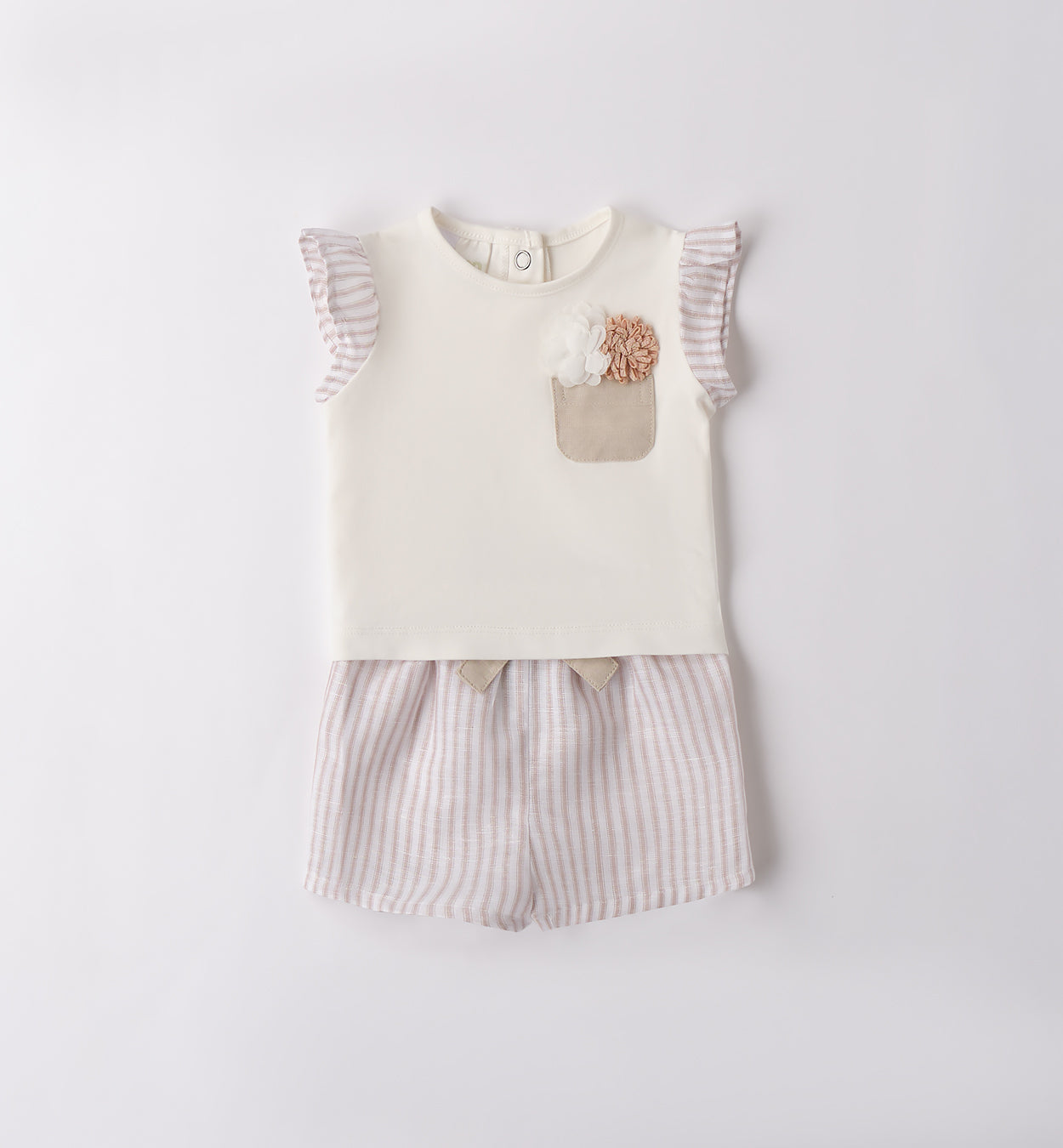 Retro completo bambina con maglietta avorio a maniche volant e pantaloncini a righe beige.
