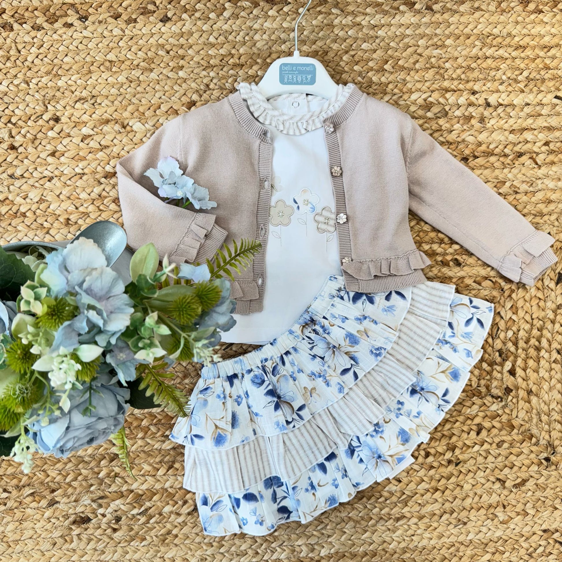  Completo bambina romantico con maglia avorio, gonna a balze floreale e cardigan beige con rouches.