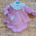 Completo bimba rosa con salopette in maglia, cardigan e camicina floreale