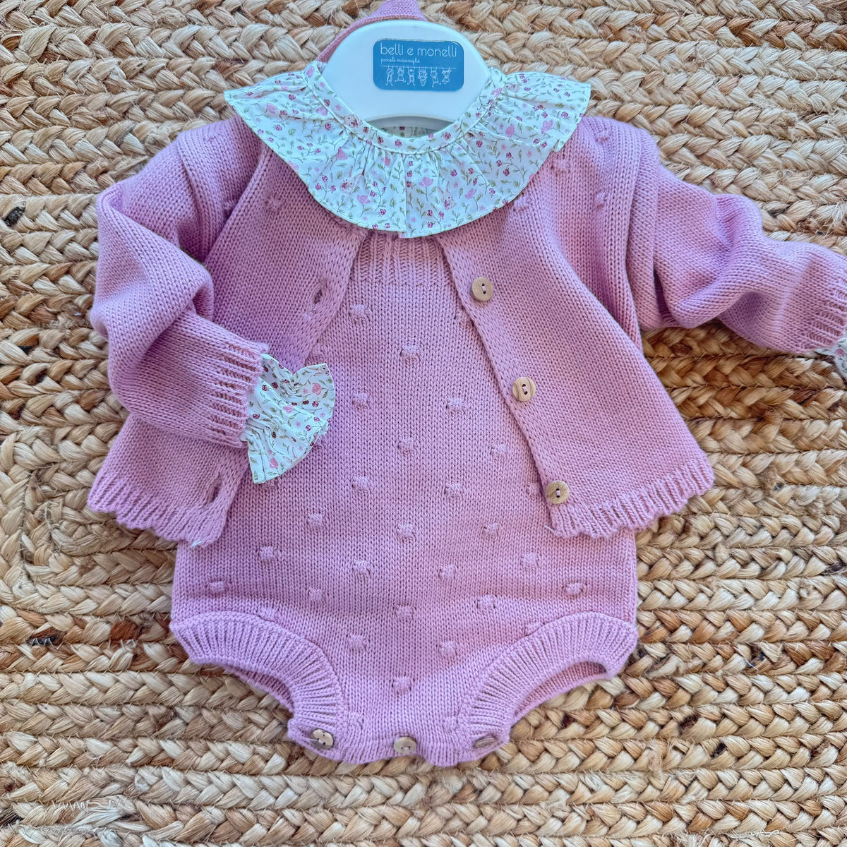 Completo bimba rosa con salopette in maglia, cardigan e camicina floreale
