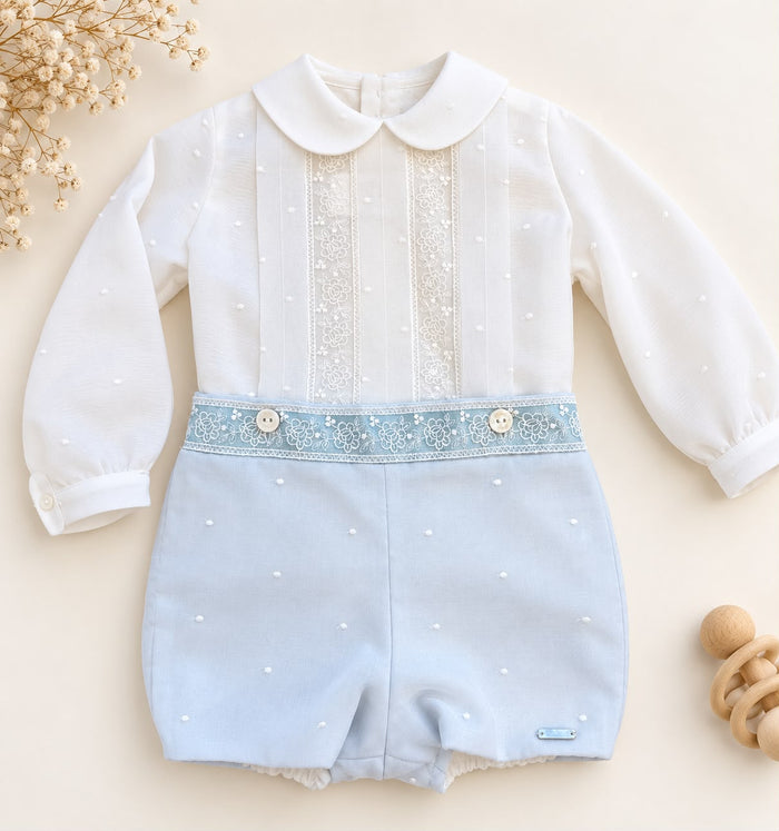 Completo bambino azzurro con camicia bianca, ricami delicati e pantaloncino coordinato