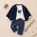 Completo bambino con cardigan celeste in maglia, maglia con orsetti e jeans blu