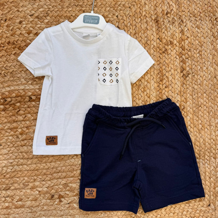 Completo bambino casual chic con t-shirt bianca in cotone e bermuda blu.