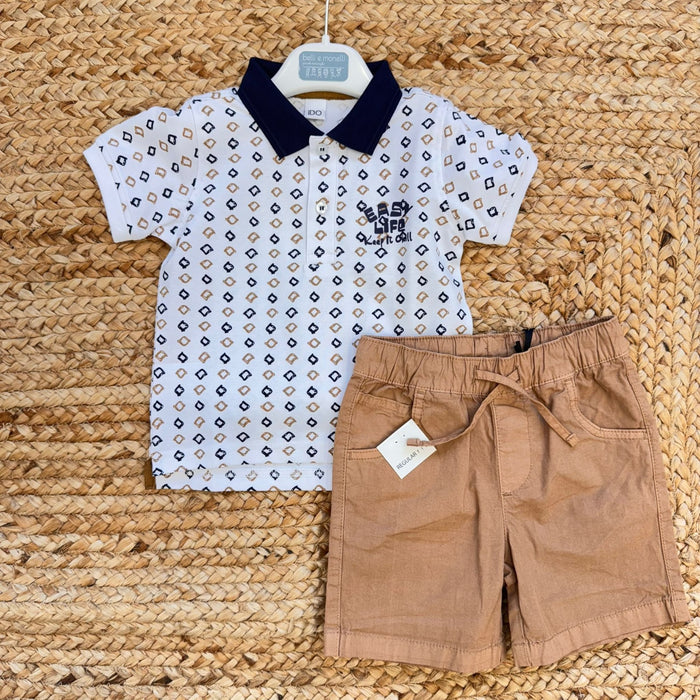 Completo bambino con polo fantasia in cotone e bermuda color sabbia stile casual chic.
