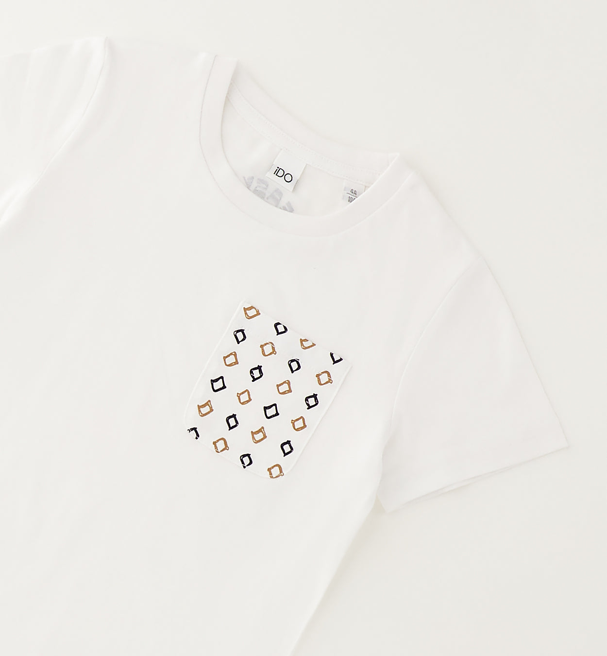 Completo bambino casual chic con t-shirt bianca in cotone e bermuda blu.
