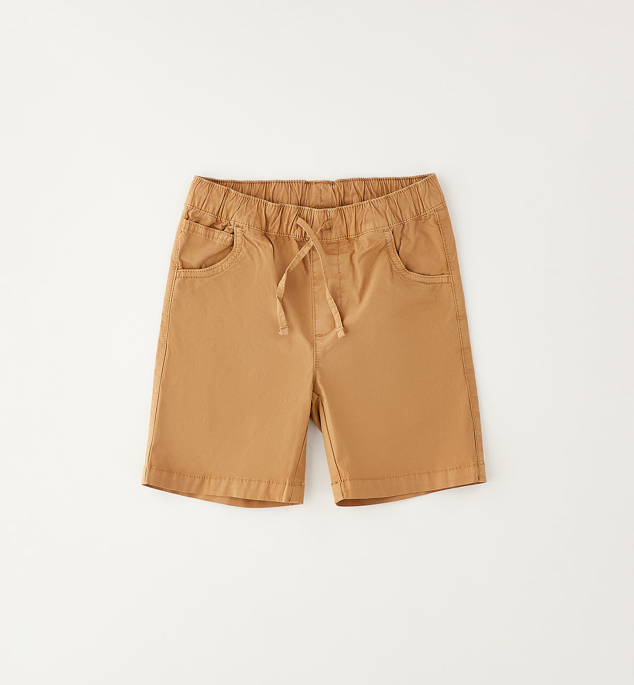 Completo bambino con polo fantasia in cotone e bermuda color sabbia stile casual chic.