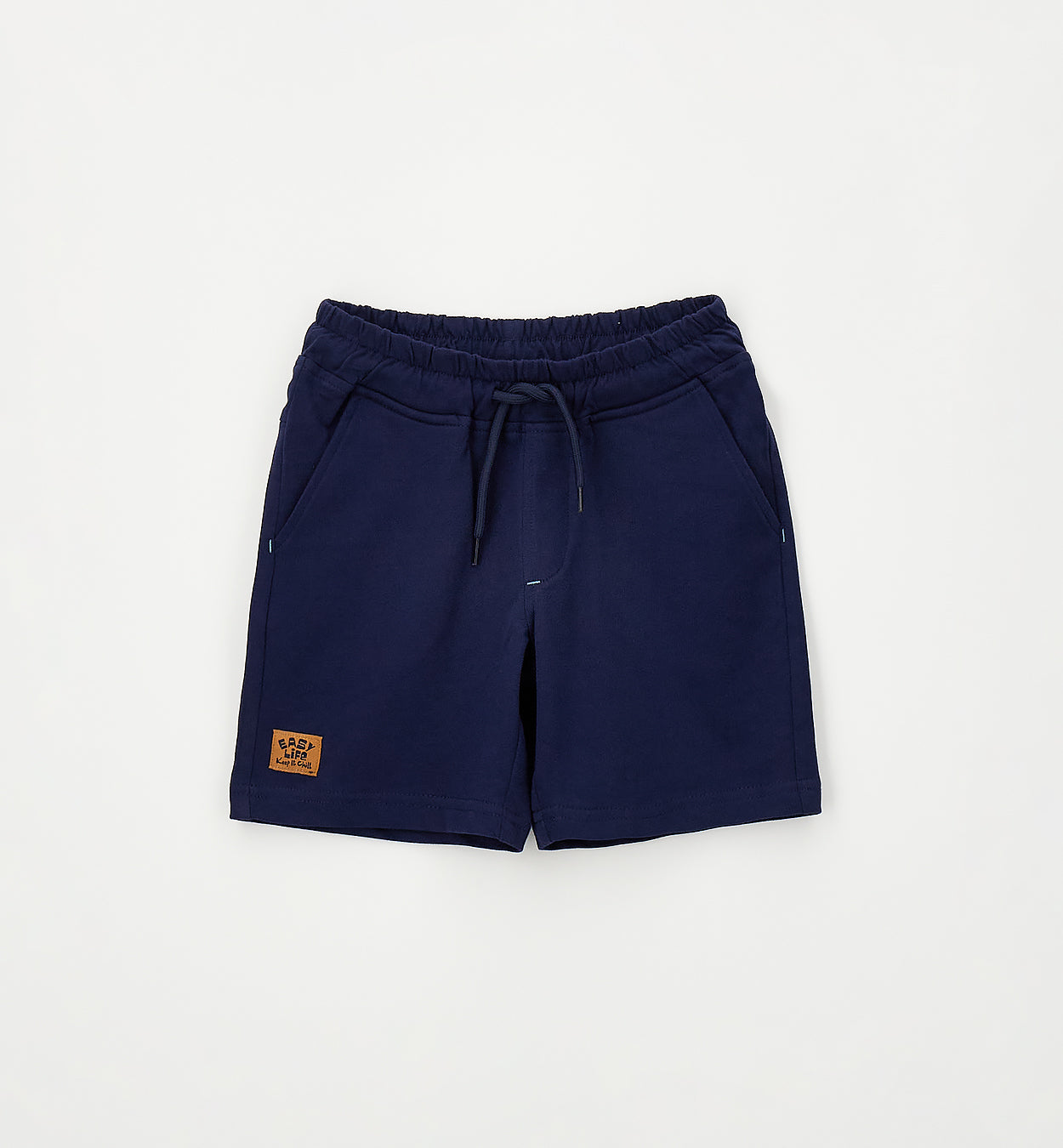 Completo bambino casual chic con t-shirt bianca in cotone e bermuda blu.