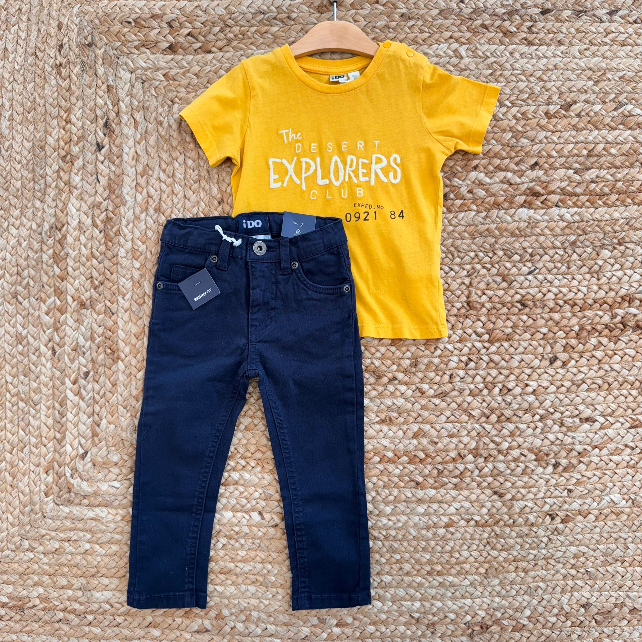Completo estivo bambino con t-shirt gialla e pantalone blu slim fit