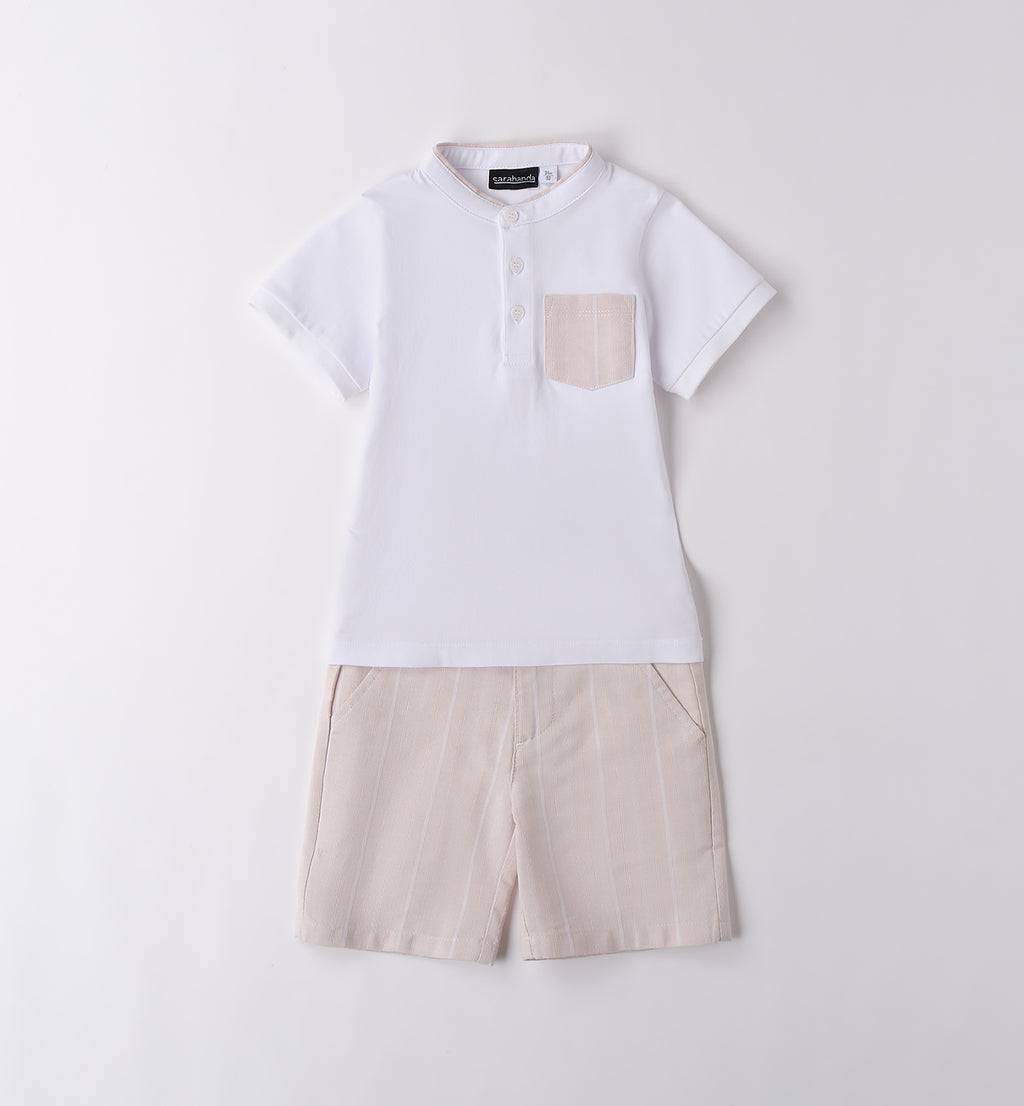 Completo bambino con t-shirt bianca con colletto e taschino e pantaloncini beige a righe verticali.

