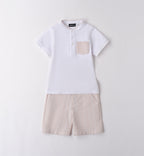 Completo bambino con t-shirt bianca con colletto e taschino e pantaloncini beige a righe verticali.

