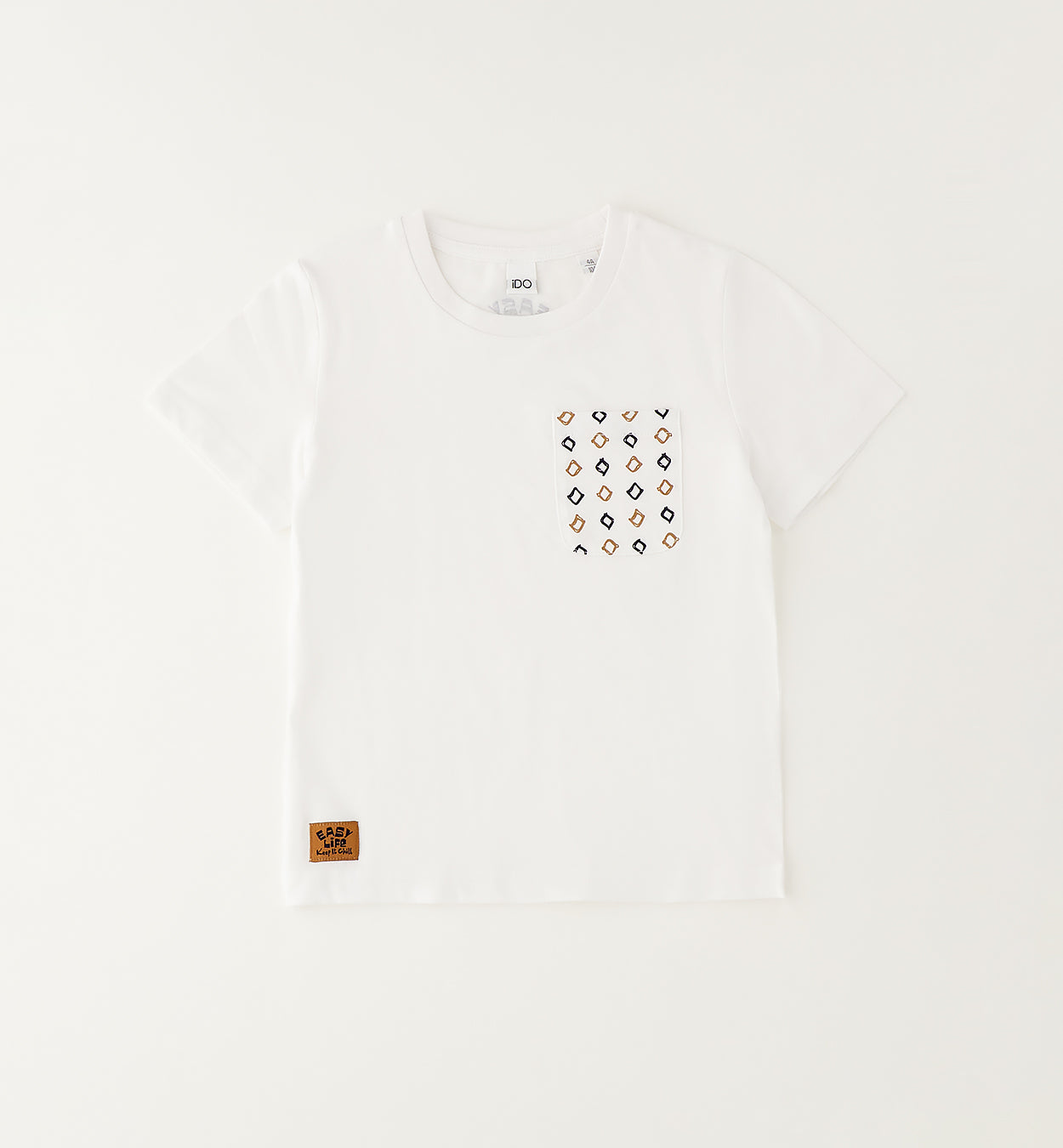 Completo bambino casual chic con t-shirt bianca in cotone e bermuda blu.