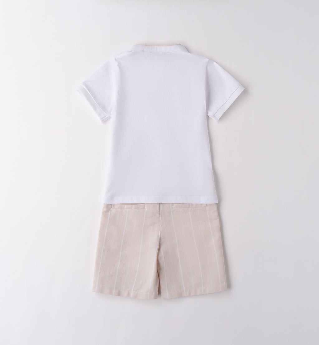 Completo bambino con t-shirt bianca con colletto e taschino e pantaloncini beige a righe verticali.