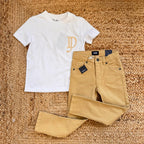 Outfit bambino con t-shirt bianca logo e pantalone senape skinny fit.