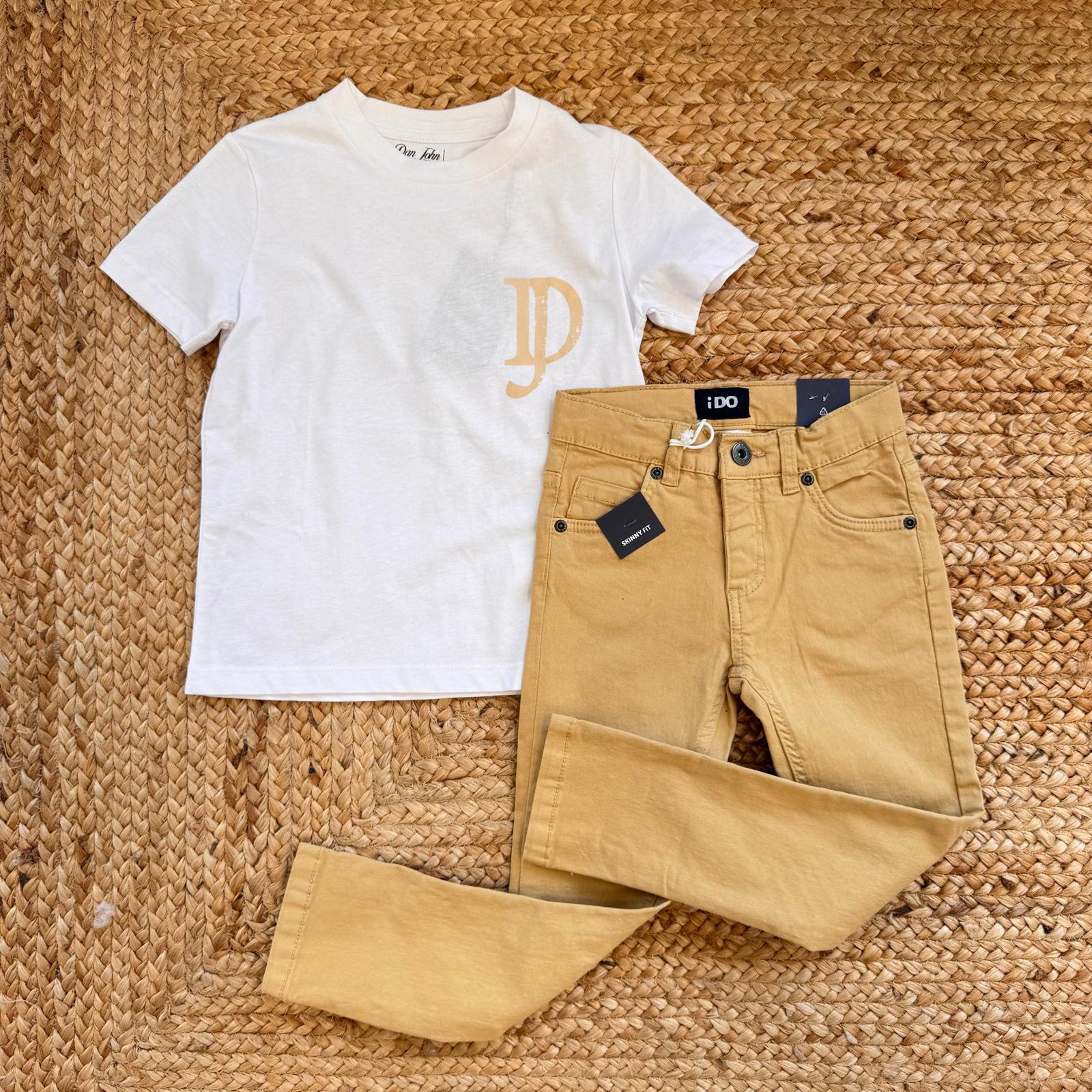 Outfit bambino con t-shirt bianca logo e pantalone senape skinny fit.