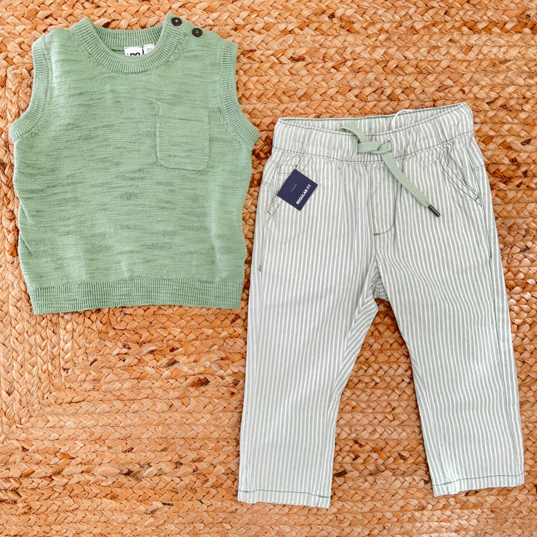 Completo bambino verde salvia con maglia smanicata e pantalone rigato