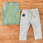 Completo bambino verde salvia con maglia smanicata e pantalone rigato