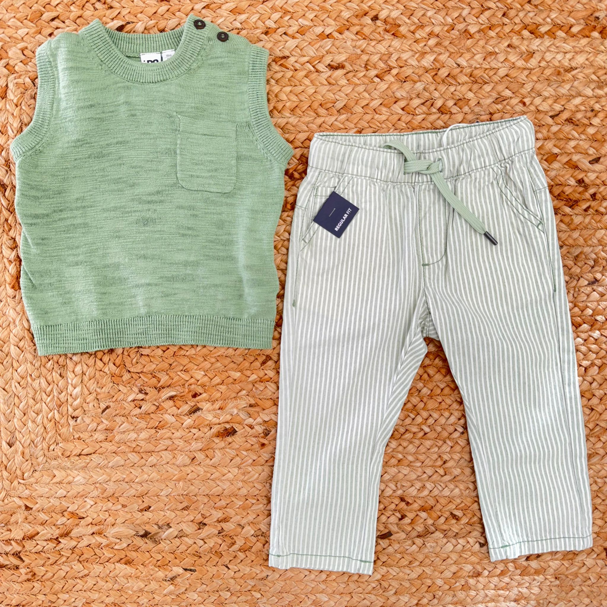 Completo bambino verde salvia con maglia smanicata e pantalone rigato