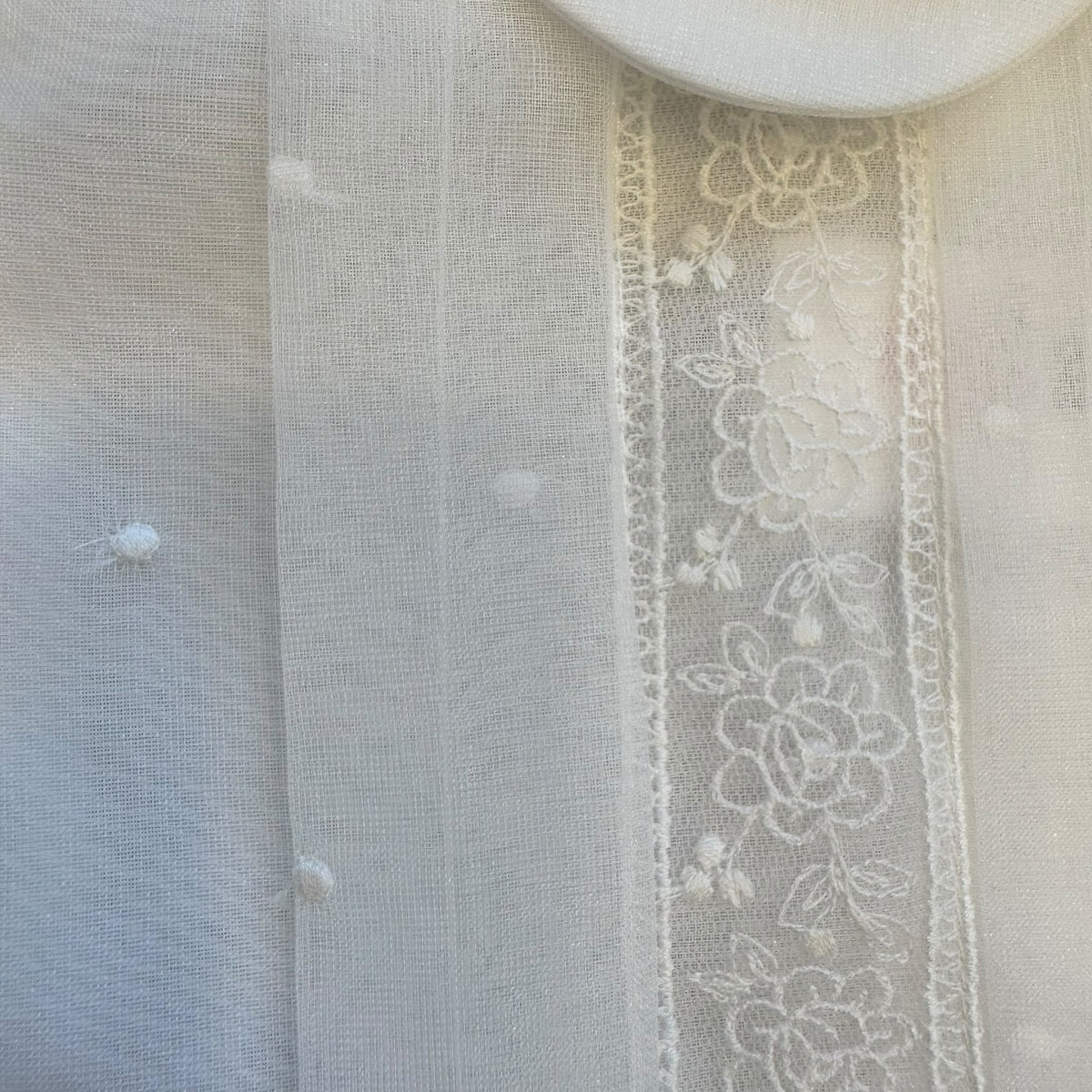 Completo battesimo bimbo bianco e celeste con colletto tondo, ricami floreali e pantaloncino corto