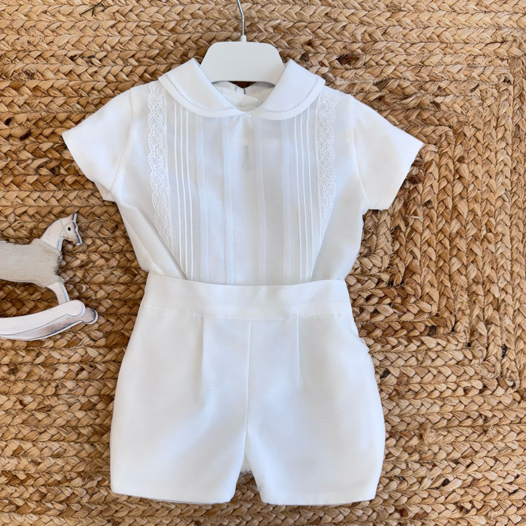 Completo da battesimo bianco per neonato con ricami verticali e inserti in pizzo sul corpetto, perfetto per cerimonie, firmato Belli e Monelli