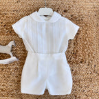 Completo da battesimo bianco per neonato con ricami verticali e inserti in pizzo sul corpetto, perfetto per cerimonie, firmato Belli e Monelli