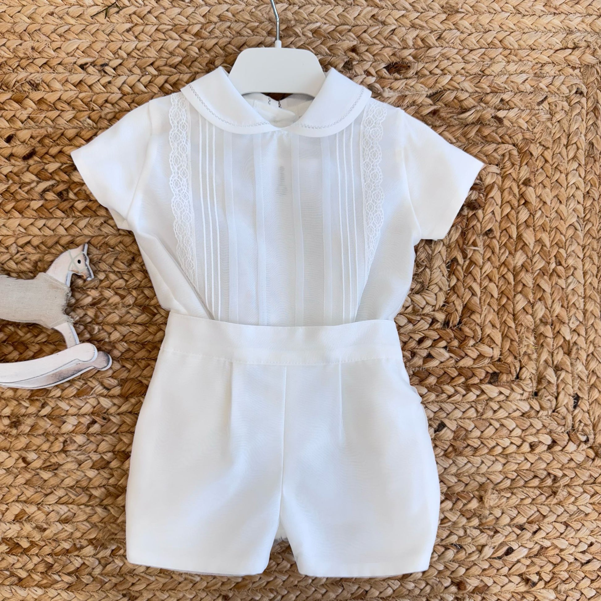 Completo da battesimo bianco per neonato con ricami verticali e inserti in pizzo sul corpetto, perfetto per cerimonie, firmato Belli e Monelli