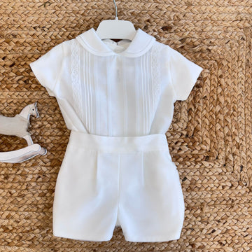Completo da battesimo bianco per neonato con ricami verticali e inserti in pizzo sul corpetto, perfetto per cerimonie, firmato Belli e Monelli