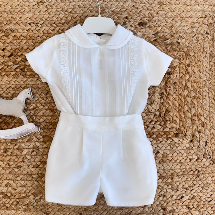 Completo da battesimo bianco per neonato con ricami verticali e inserti in pizzo sul corpetto, perfetto per cerimonie, firmato Belli e Monelli