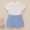 Completo battesimo bimbo azzurro e bianco con camicia a pieghe decorative e pantaloncino elegante.