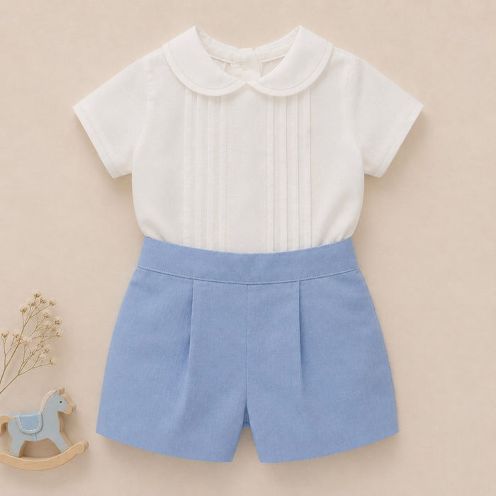 Completo battesimo bimbo azzurro e bianco con camicia a pieghe decorative e pantaloncino elegante.