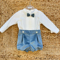 Completo battesimo bimbo azzurro polvere e bianco con camicia ricamata, pantaloncino a palloncino in velluto e papillon coordinato.