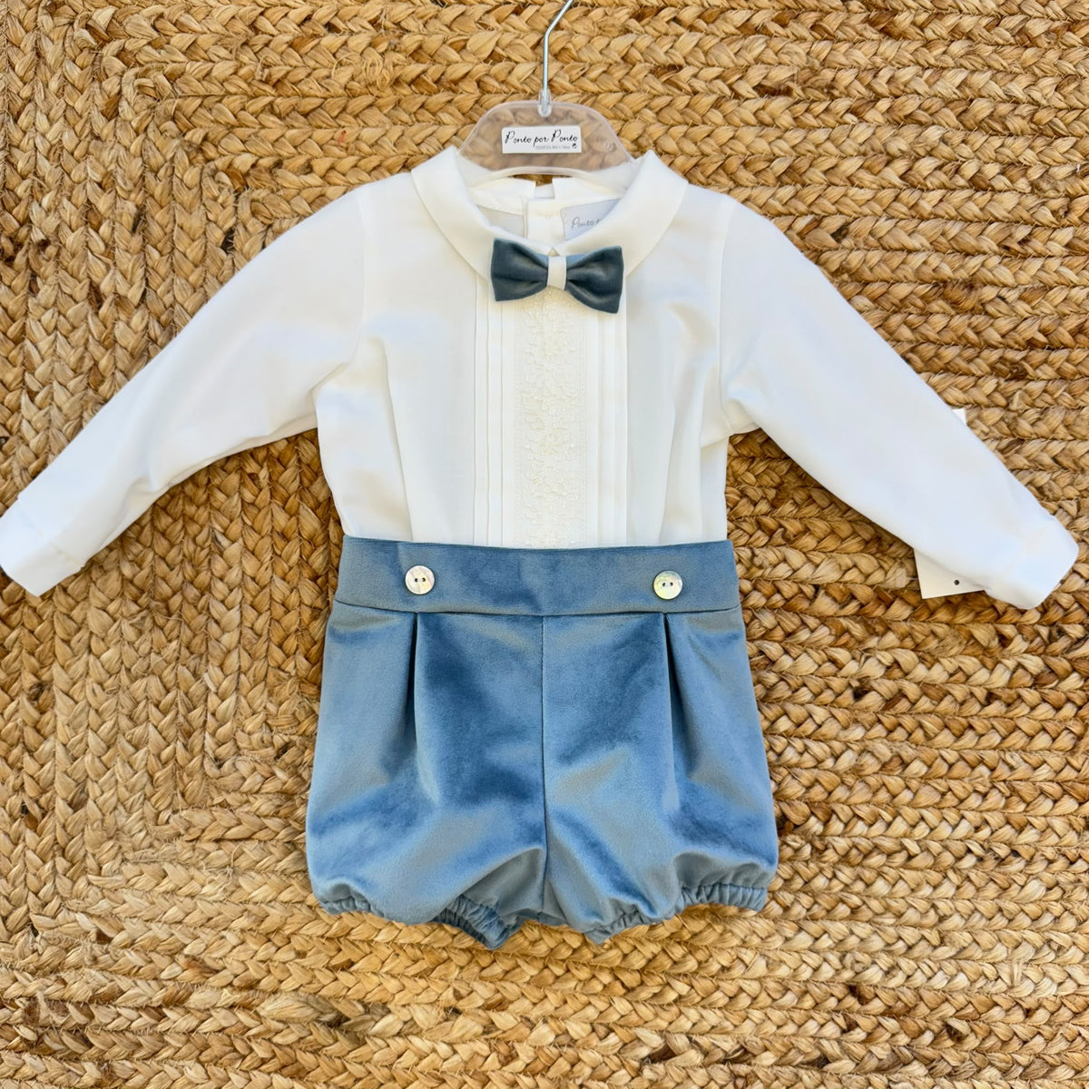 Completo battesimo bimbo azzurro polvere e bianco con camicia ricamata, pantaloncino a palloncino in velluto e papillon coordinato.