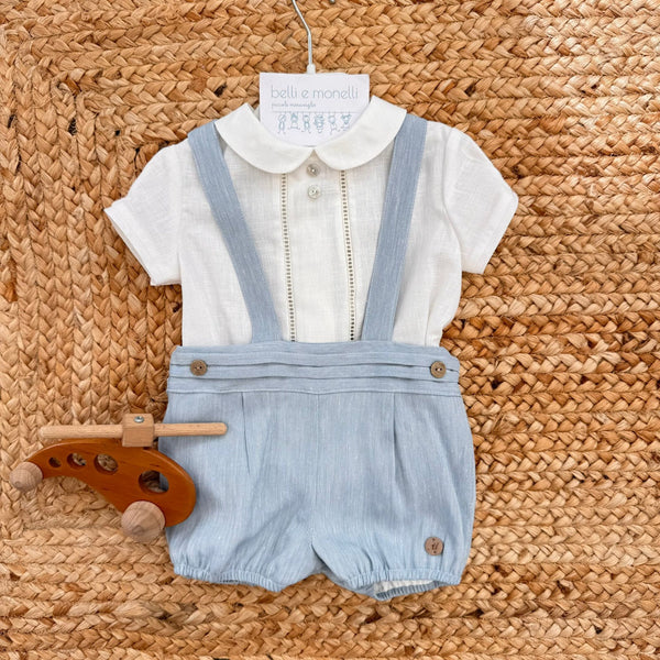 Completo battesimo bimbo azzurro polvere con camicia bianca e pantaloncino con bretelle