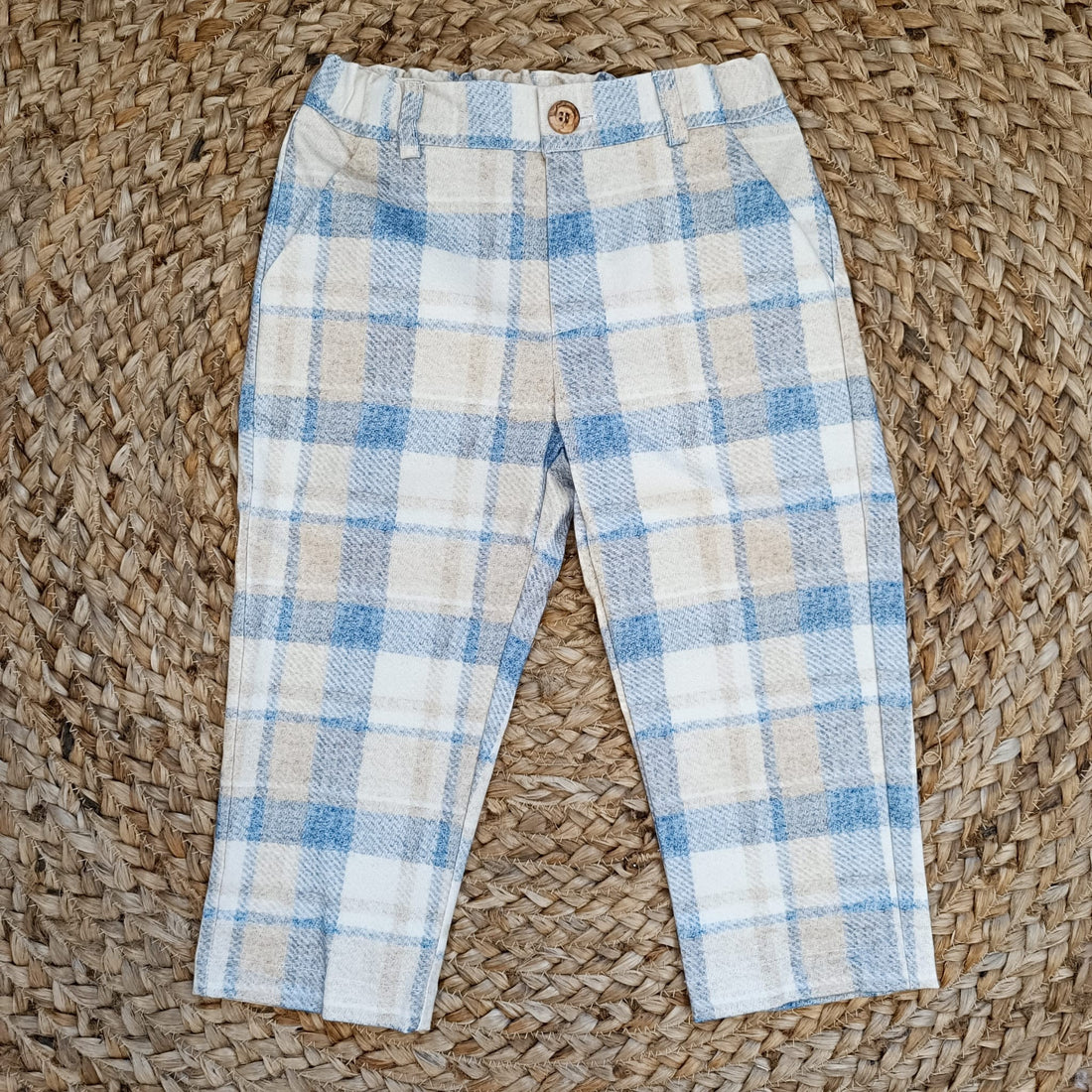 Completo con pantaloni a quadretti azzurri e beige