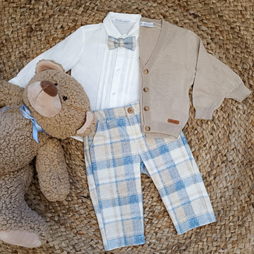 Completo con pantaloni a quadretti azzurri e beige