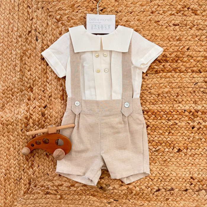 Completo battesimo bimbo beige con camicia bianca, colletto squadrato e pantaloncino con bretelle
