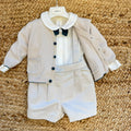 Completo battesimo bimbo beige e verde petrolio con cardigan, camicia, papillon, pantalone corto e bretelle.