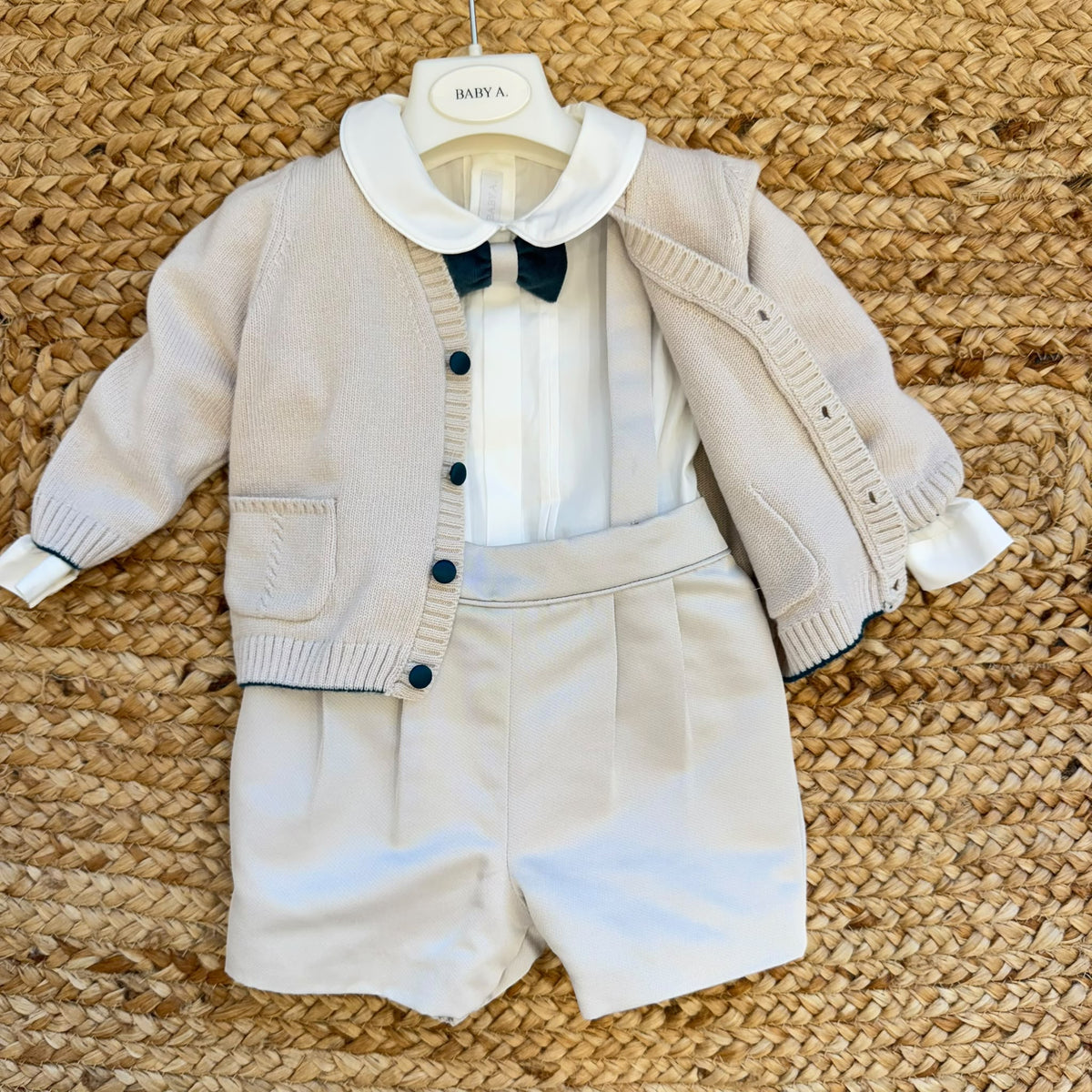 Completo battesimo bimbo beige e verde petrolio con cardigan, camicia, papillon, pantalone corto e bretelle.
