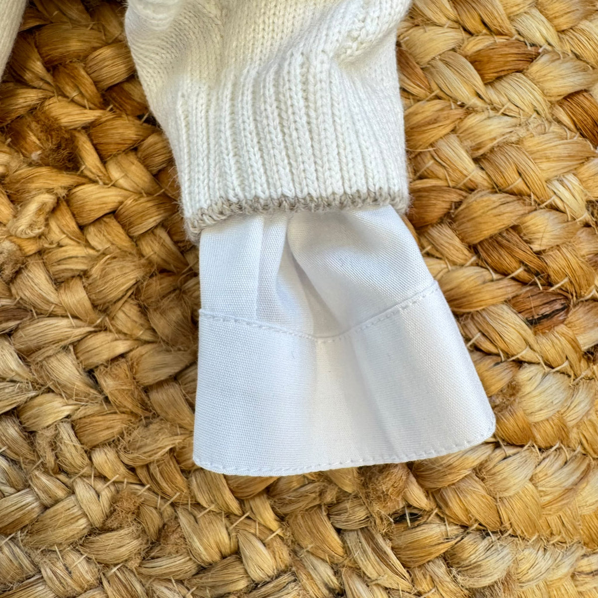 Completo battesimo bimbo con cardigan panna, camicia e bermuda beige con bretelle