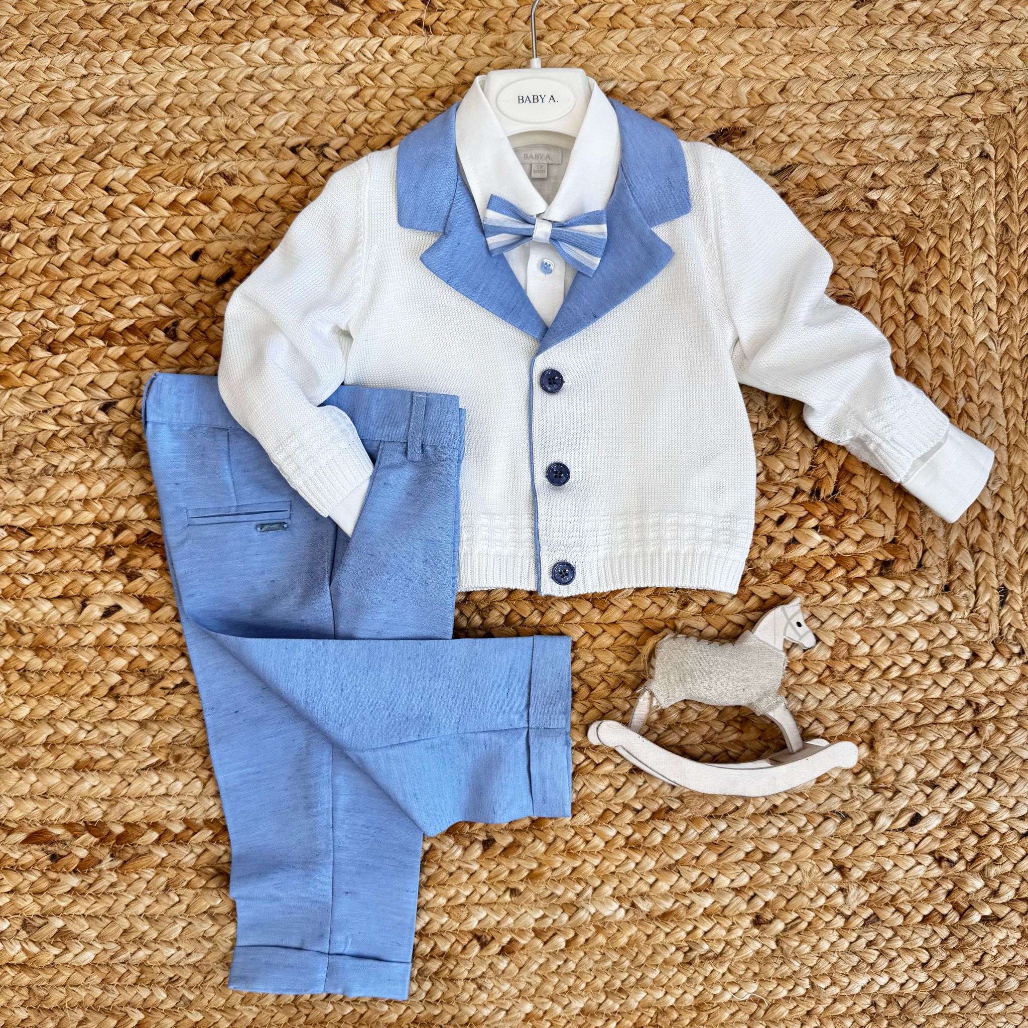 Completo battesimo bimbo bianco e azzurro con giacca in filo e pantalone in lino.