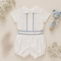 Completo battesimo bimbo bianco e celeste con colletto arrotondato e pantaloncino ricamato elegante.