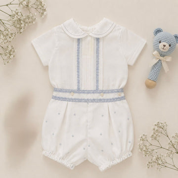 Completo battesimo bimbo bianco e celeste con colletto arrotondato e pantaloncino ricamato elegante.