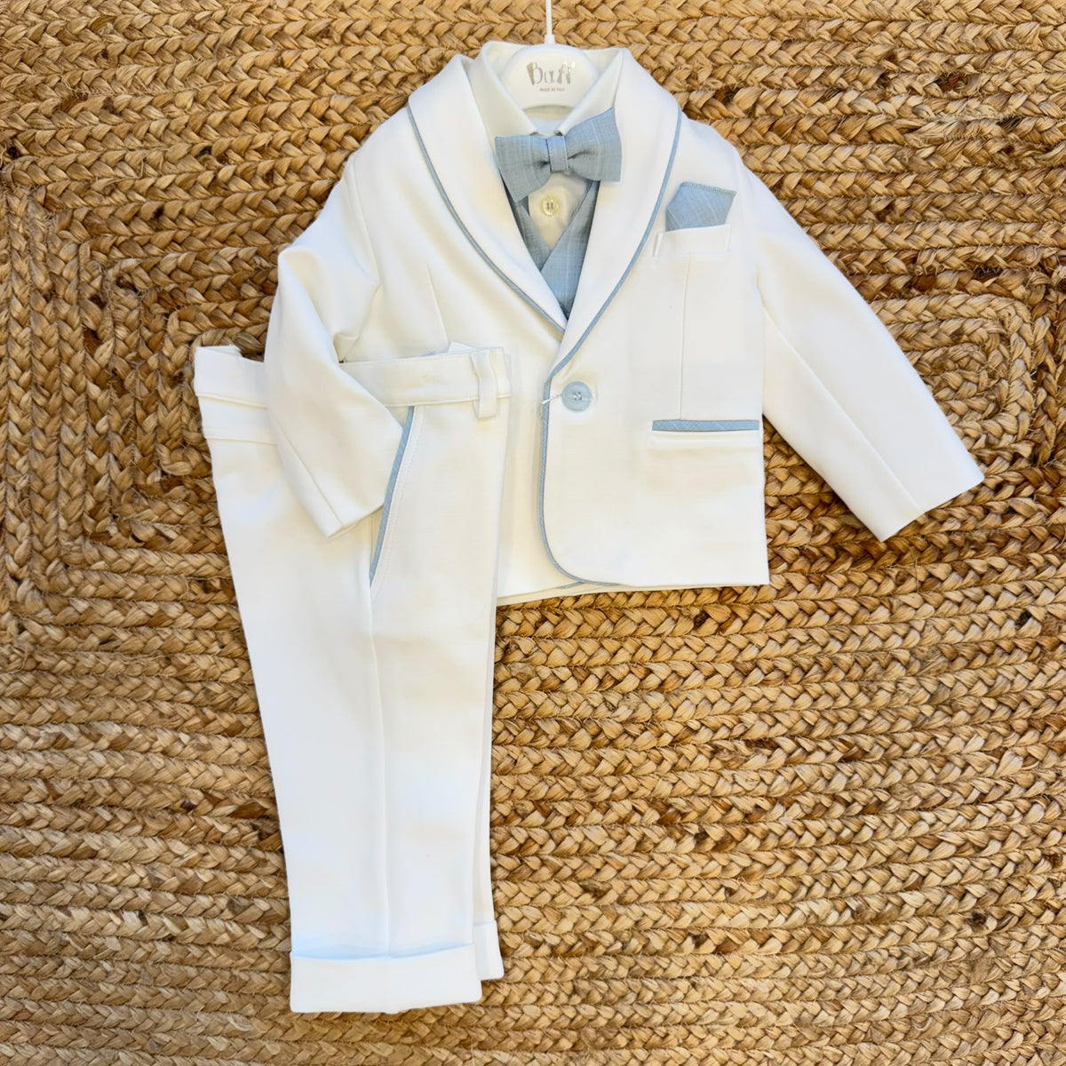 Completo battesimo bimbo bianco e celeste con giacca, pantalone lungo, gilet, papillon e pochette