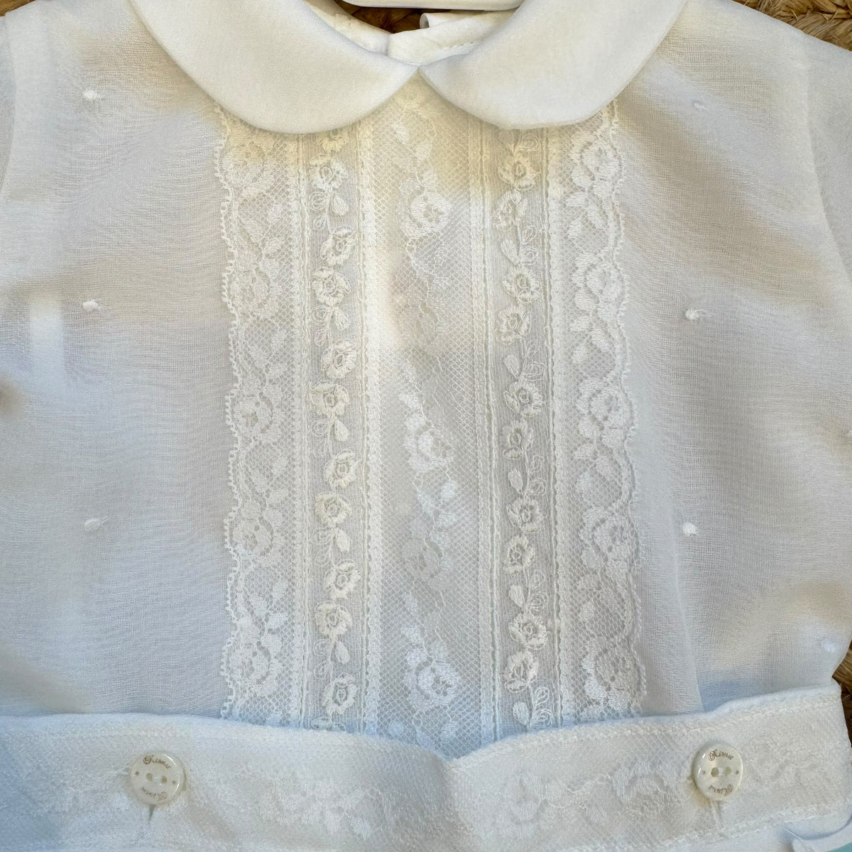 Completo battesimo bimbo bianco con colletto tondo, pizzo ricamato e pantaloncino corto