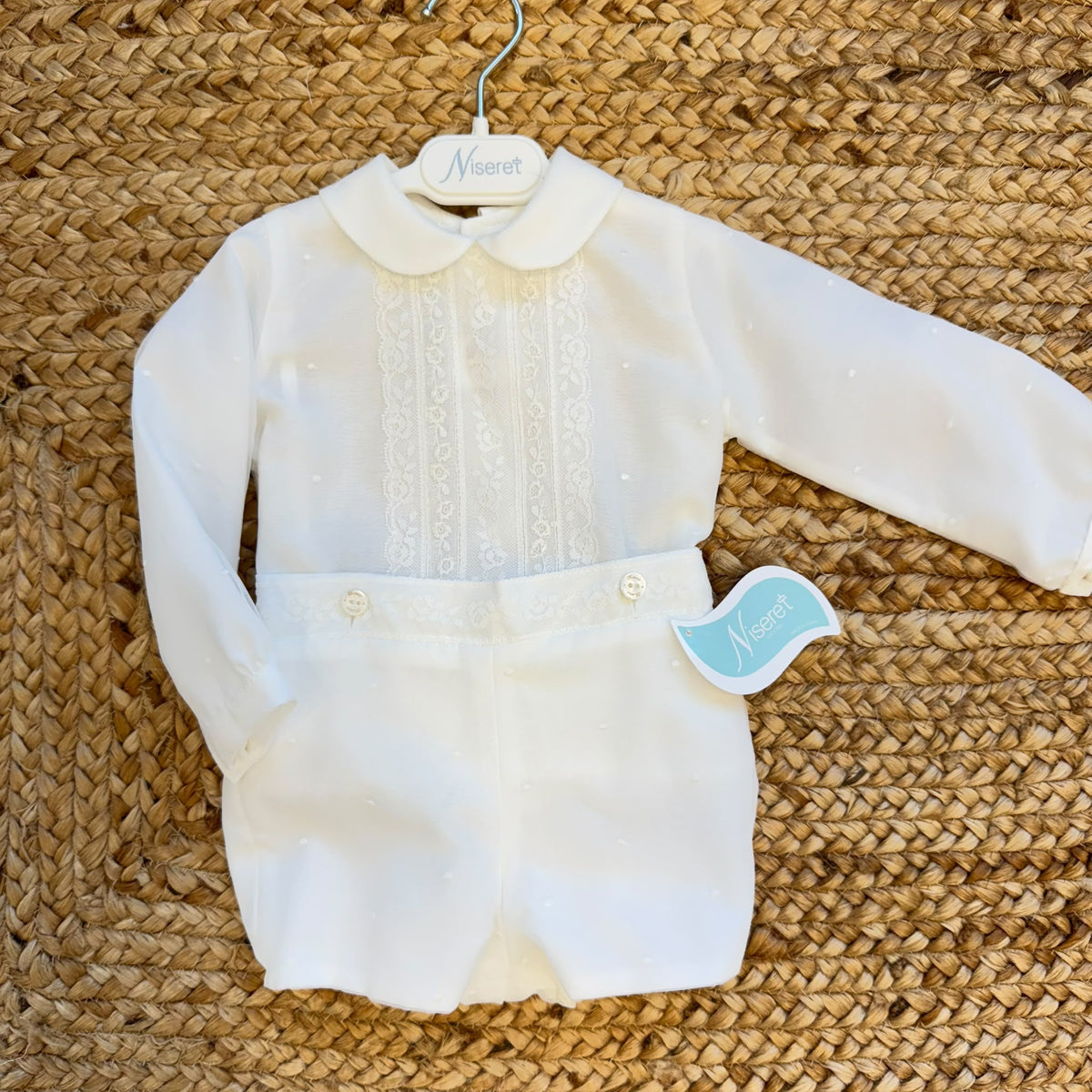 Completo battesimo bimbo bianco con colletto tondo, pizzo ricamato e pantaloncino corto