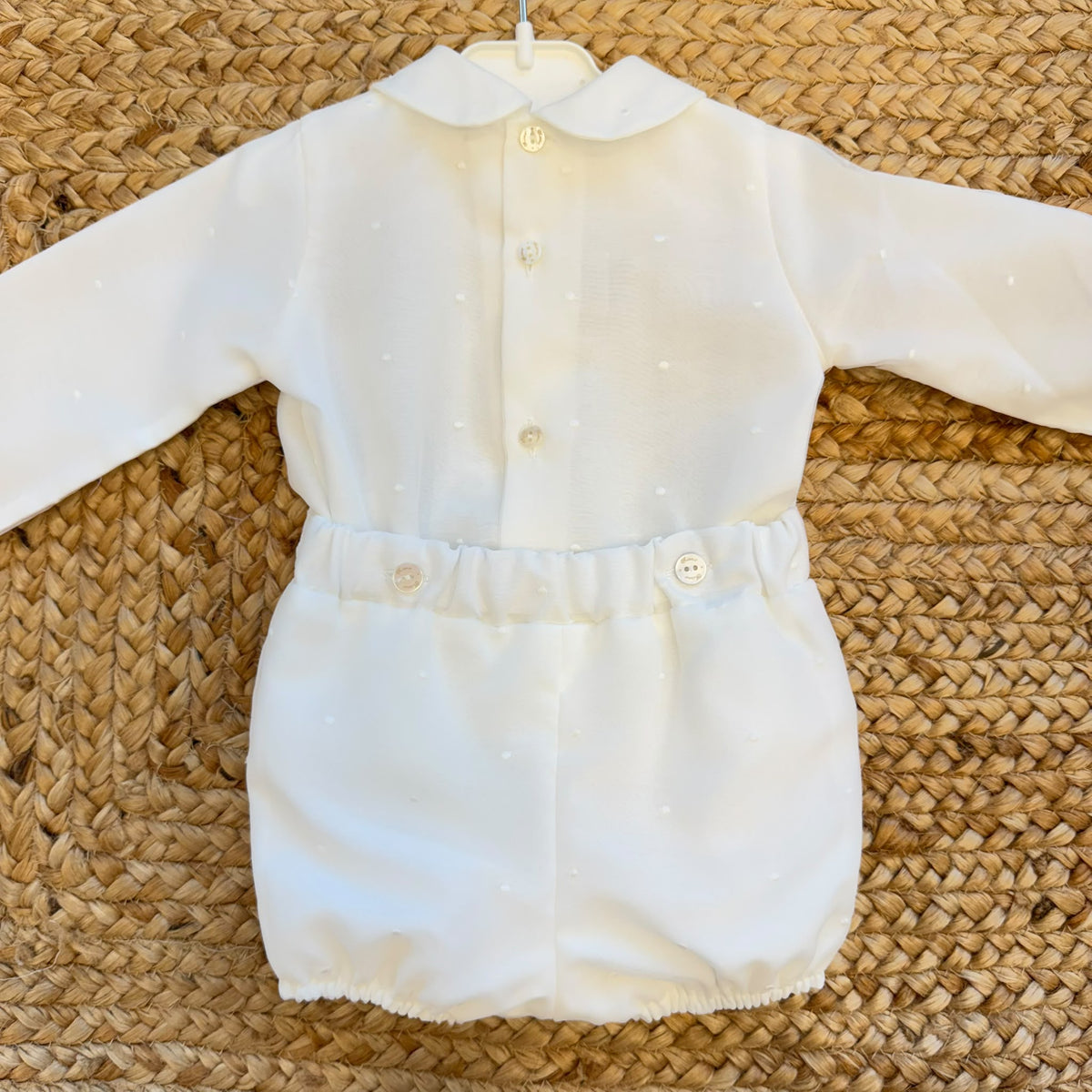 Completo battesimo bimbo bianco con colletto tondo, pizzo ricamato e pantaloncino corto