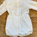 Completo battesimo neonato bianco con camicia a maniche lunghe decorata in pizzo floreale, papillon e pantaloncino a palloncino.