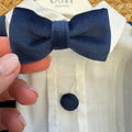 Papillon in velluto blu e camicia bianca del completo battesimo bimbo.