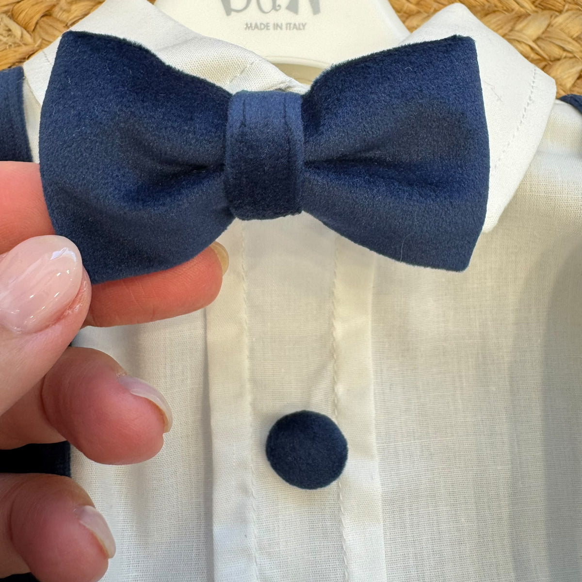 Papillon in velluto blu e camicia bianca del completo battesimo bimbo.