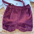Dettaglio completo Battesimo bimbo bianco e bordeaux con cardigan in misto lana e papillon.
