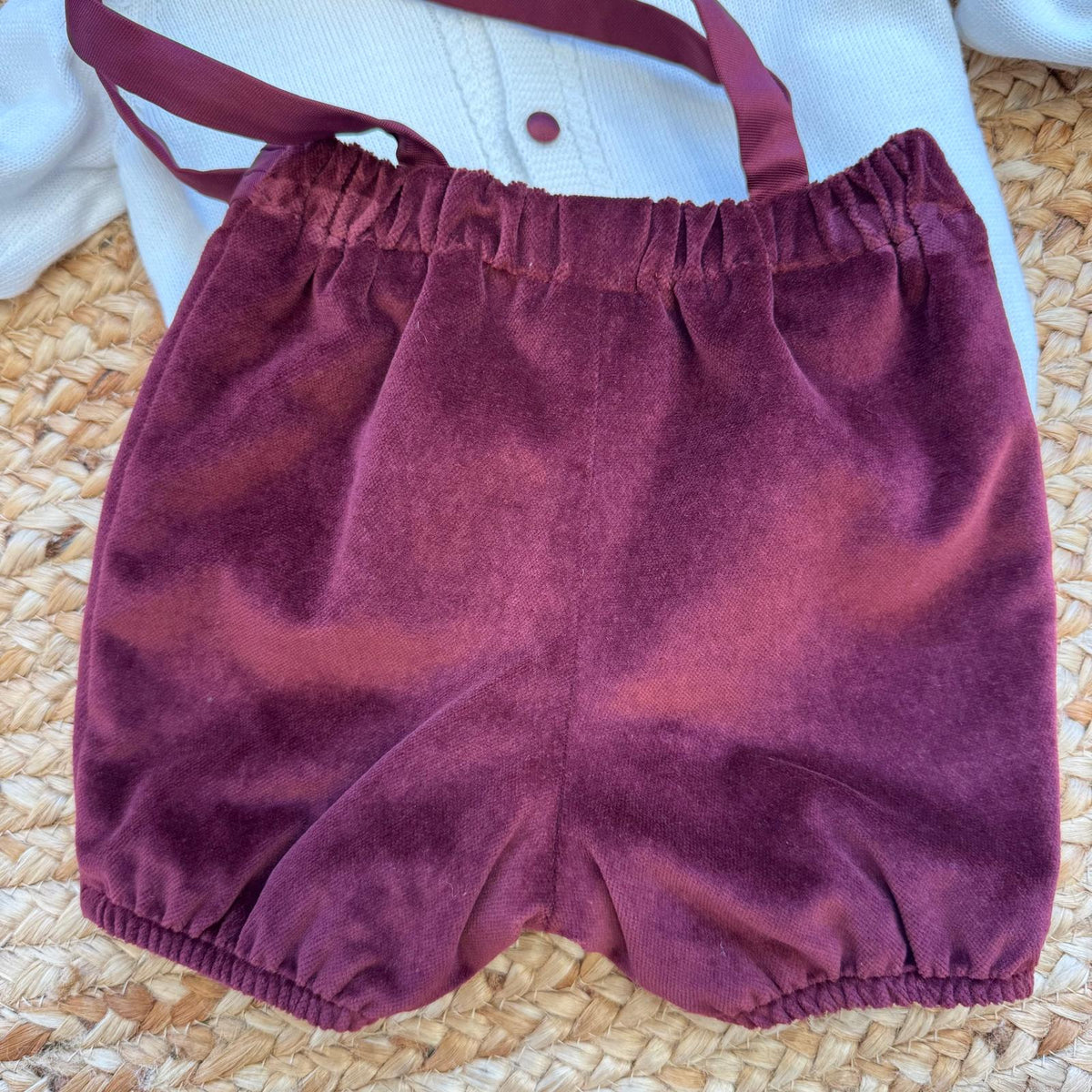 Dettaglio completo Battesimo bimbo bianco e bordeaux con cardigan in misto lana e papillon.